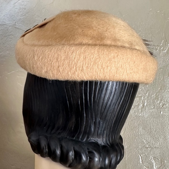 STYLISH 1950s\' MUSTARD FURRY FELT TOQUE WITH BEADED TRIM & BROWN OSTRICH FEATHER main image 6